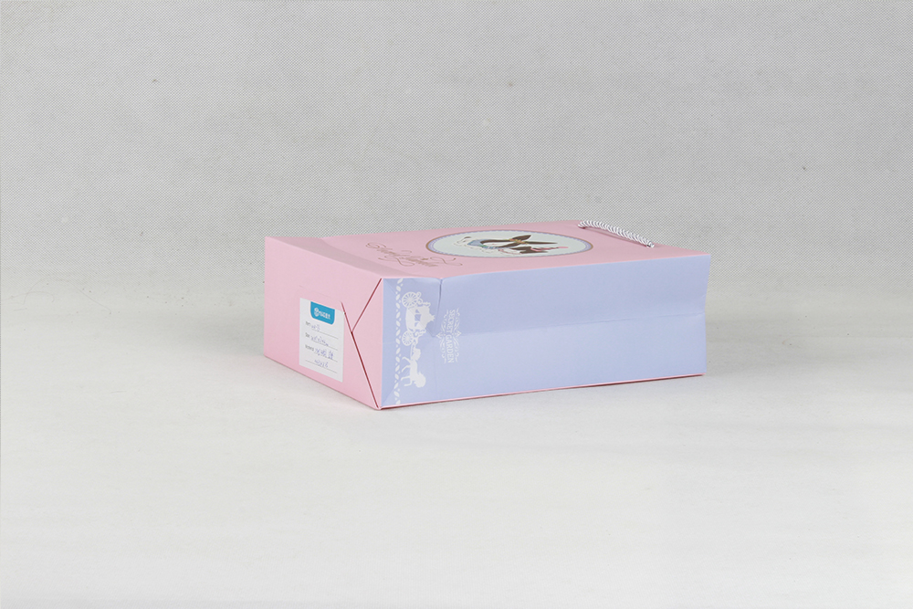 時(shí)尚卡通禮品白卡紙袋定制 時(shí)尚卡通禮品白卡紙袋定制