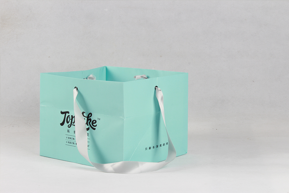 TOPCAKE中號(hào)精美化妝品白卡紙袋定制 TOPCAKE中號(hào)精美化妝品白卡紙袋定制
