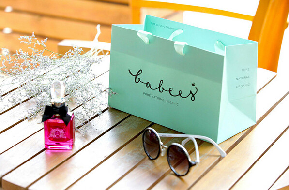 淺藍小號橫版精致化妝品白卡紙袋定制