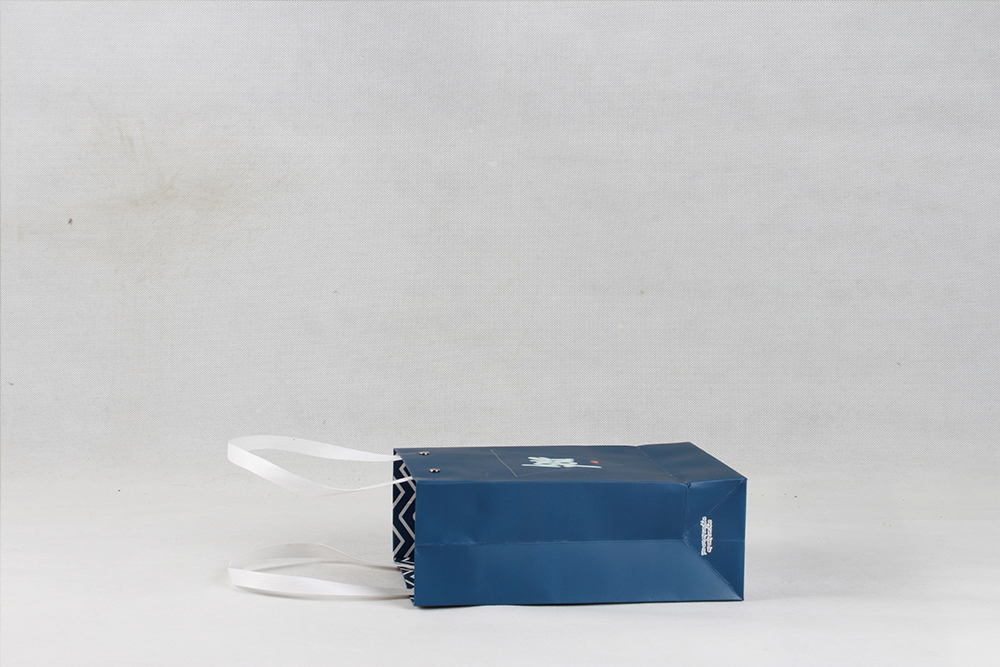藍(lán)色高端白卡紙袋 藍(lán)色高端白卡紙袋